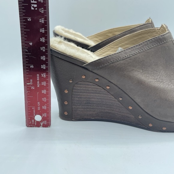Ugg Abigail Sheepskin Leather Studded Wedge Mule Clogs Shoes 1716‎ Brown Size 10 - Picture 3 of 16